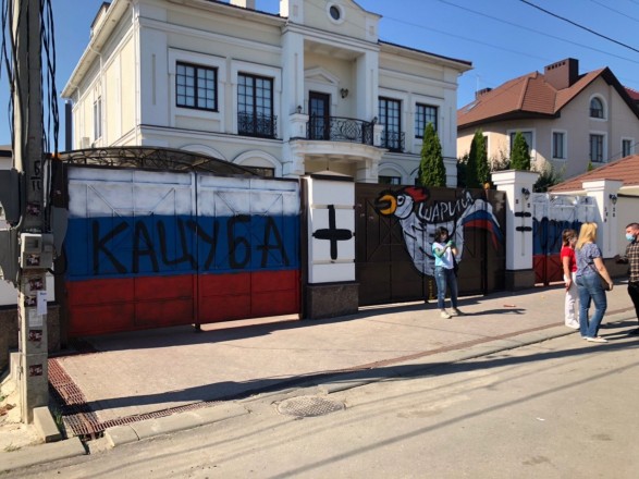 Разрисованный забор и пострадавшие: милиция Харькова устанавливает происшествия конфликта между любителями Шария и националистами