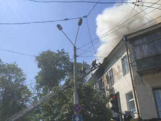 Люди остались без кровли над головой: пожар в центре Одессы сняли на видео с воздуха