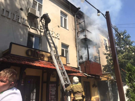 В центре Одессы горит многоквартирный дом: 1-ые подробности, фото и видео ЧП