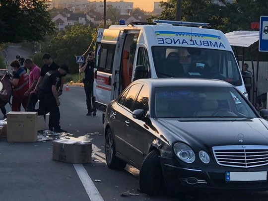 В Мариуполе отвлекшийся на телефон водитель сбил двух женщин-полицейских(фото, видео)