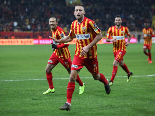 Украинец Кравец забил гол в Турции, когда его команда игралась вдевятером(видео)