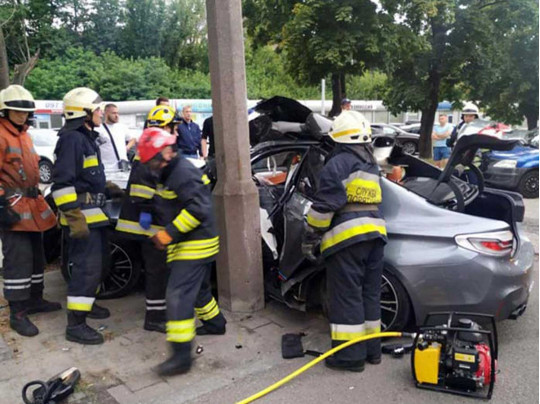 Смертельное ДТП в Днепре: автомобиль BMW протаранил электроопору, умер водитель(видео)