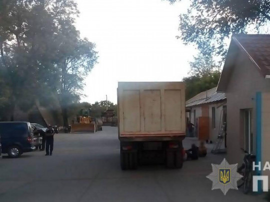 Предки недосмотрели: под Одессой под колесами грузовика и трактора погибли двое деток(фото)