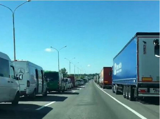 На границе с Венгрией застряли больше 200 авто: что вышло(видео)