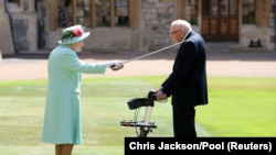 Британская королева посвятила в рыцари 100-летнего ветерана войны